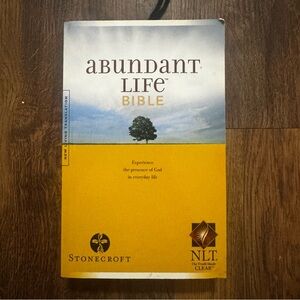 NLT (New Living Translation) Abundant Life Bible, Tyndale - VERY GOOD Bookmarks